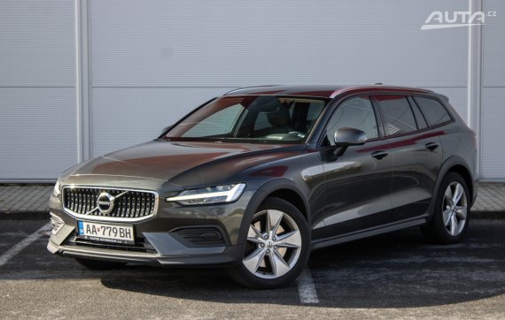 Volvo V60 CC D4 2.0L / 140kW / A8 / ZÁRUKA / AJ NA SPLÁTKY / PROTIÚČET