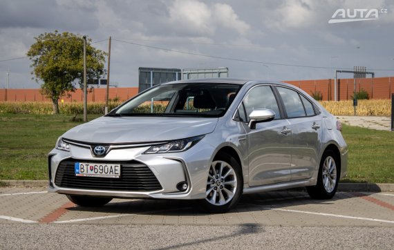 Toyota Corolla sedan 1.8 Hybrid e-CVT, 72 kW, A1, 4d. / AJ NA SPLÁTKY / PROTIÚČET /